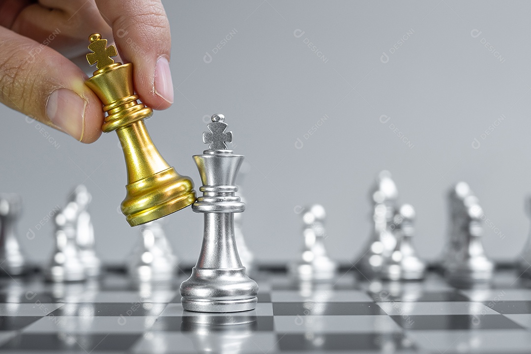 mão de empresário movendo figura de ouro Chess King e Checkmate opp