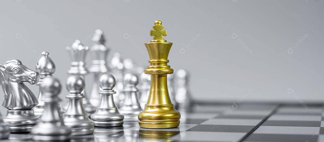 Figura do rei do xadrez de ouro no tabuleiro de xadrez contra oponente ou inimigo.