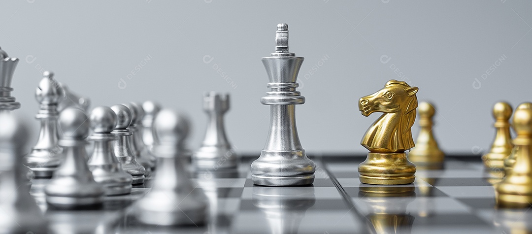 Figura de xadrez de ouro e prata no tabuleiro de xadrez contra oponente