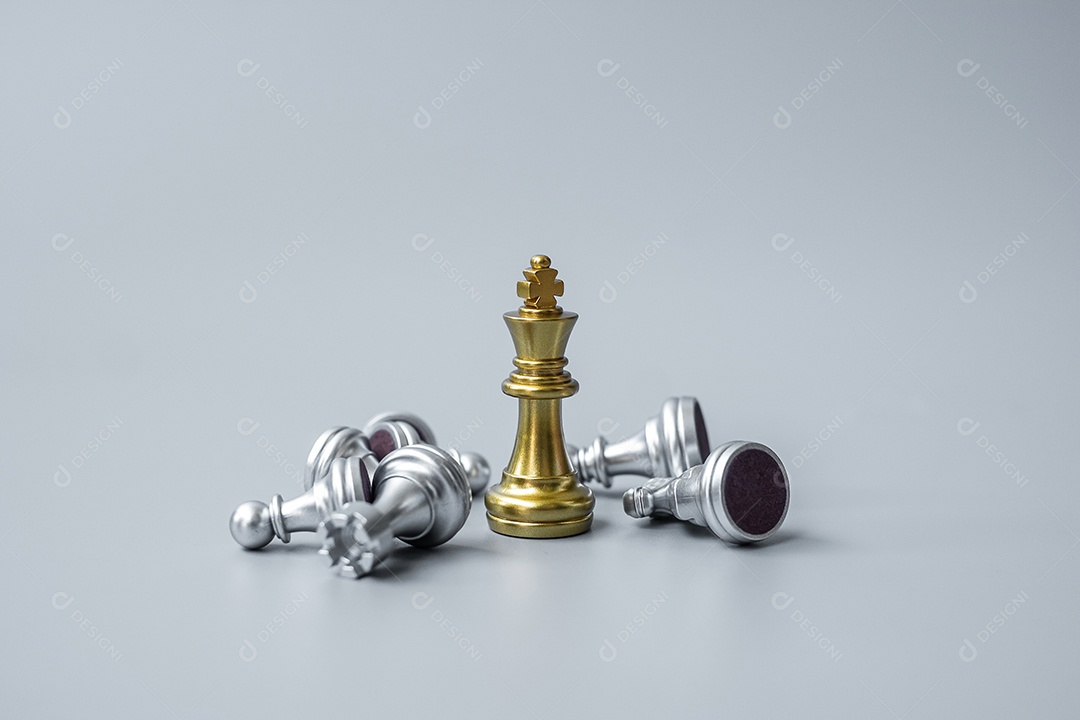 A figura do rei de xadrez de ouro se destaca da multidão de inimigos ou oponentes