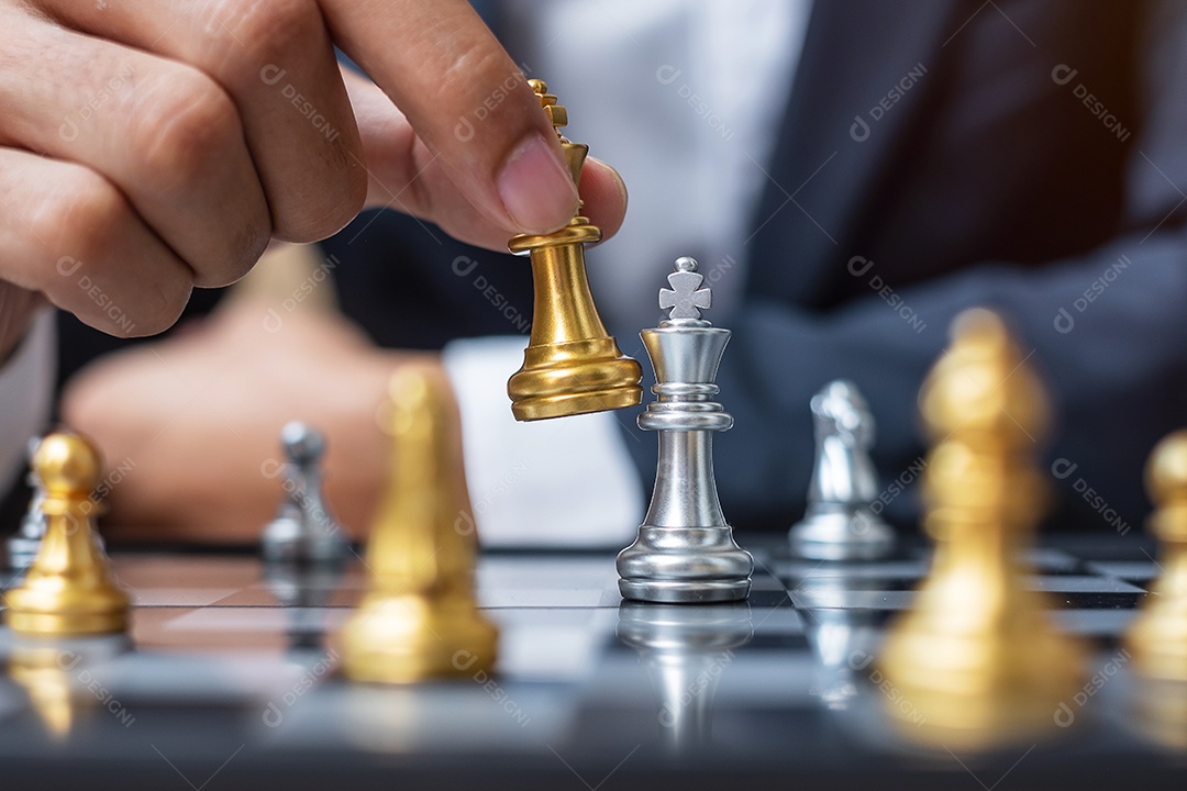 mão de empresário movendo figura de ouro Chess King e Checkmate opp