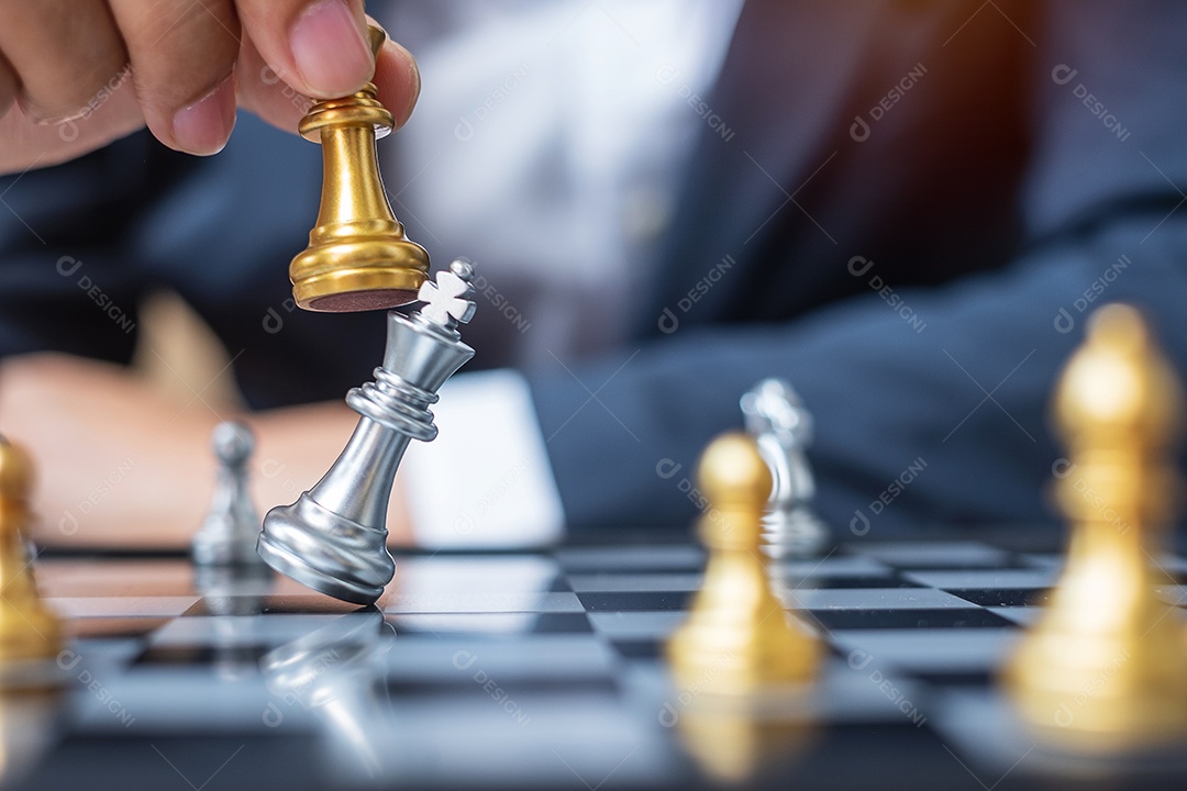 mão de empresário movendo figura de ouro Chess King e Checkmate opp