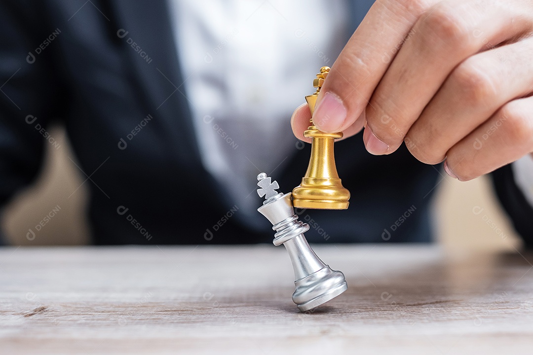 mão de empresário movendo figura de ouro Chess King e Checkmate opp