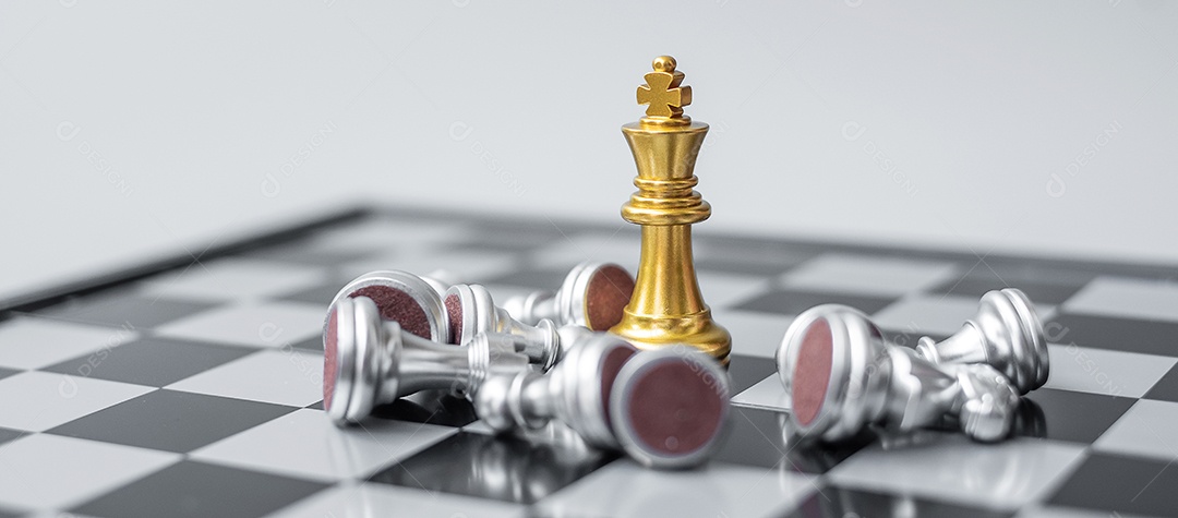 A figura do rei de xadrez se destaca da multidão de inimigos ou oponentes