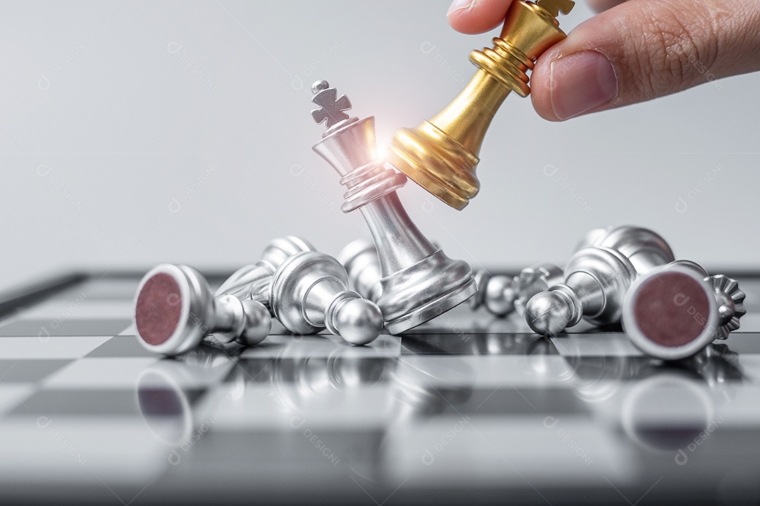 mão de empresário movendo figura de ouro Chess King e Checkmate opp