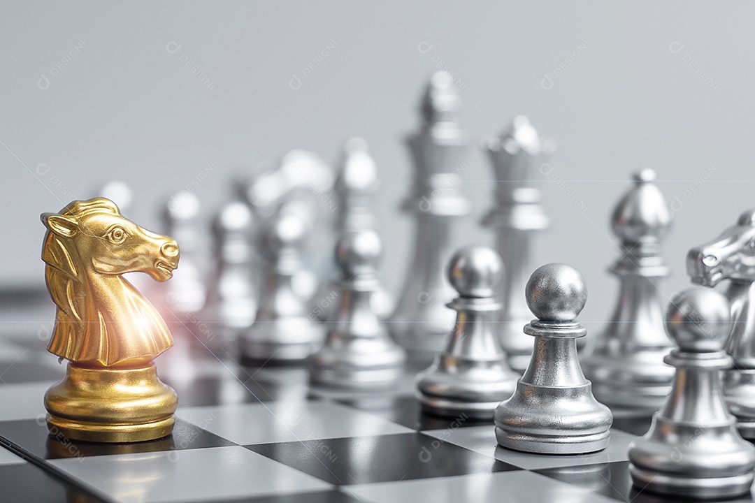 Gold Chess Knight (cavalo) figura no tabuleiro de xadrez contra oponente