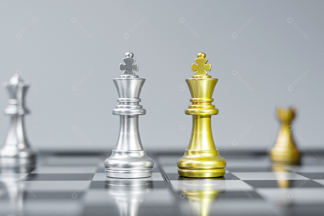 Figura do rei da xadrez do ouro e da prata no tabuleiro de xadrez contra o oponente