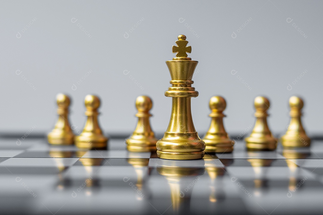 A figura do rei de xadrez se destaca da multidão de inimigos ou oponentes