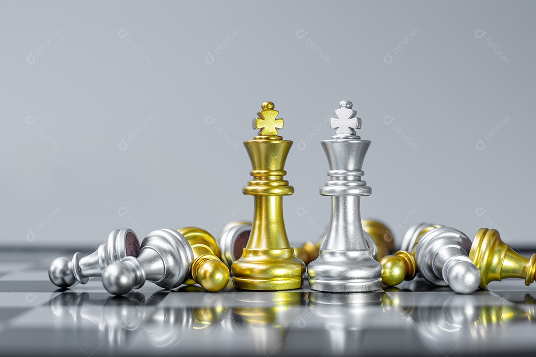 A figura do rei de xadrez se destaca da multidão de inimigos ou oponentes