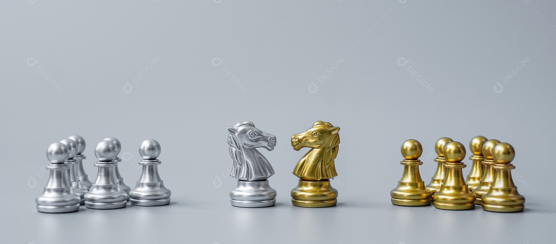 Ouro e prata Chess Knight (cavalo) figura no tabuleiro de xadrez
