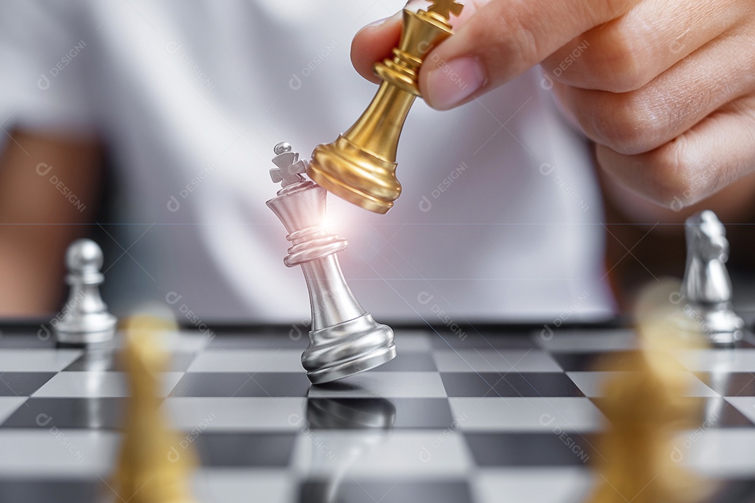 mão de empresário movendo figura de ouro Chess King e Checkmate opp