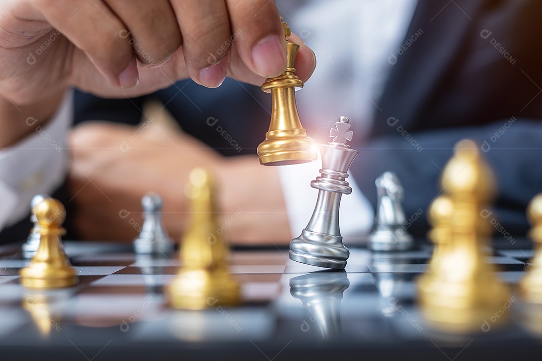 mão de empresário movendo figura de ouro Chess King e Checkmate opp