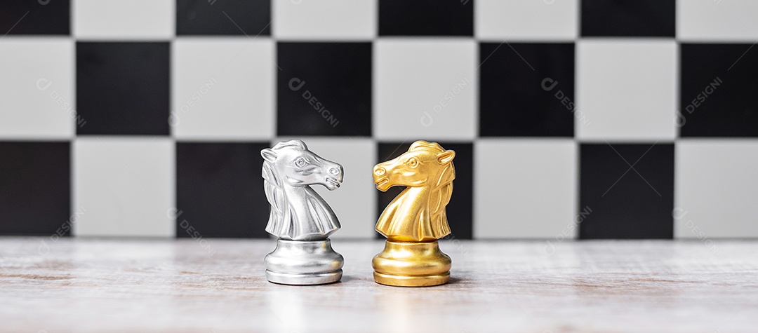 mão de empresário movendo figura de ouro Chess King e Checkmate opp