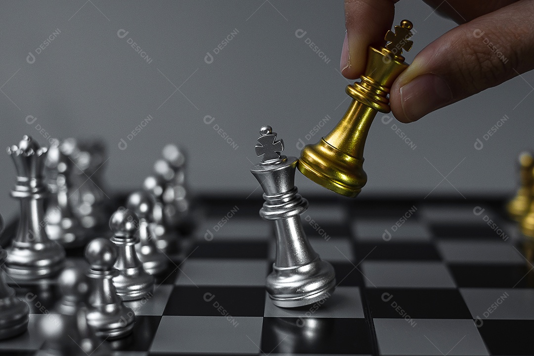 mão de empresário movendo figura de ouro Chess King e Checkmate opp