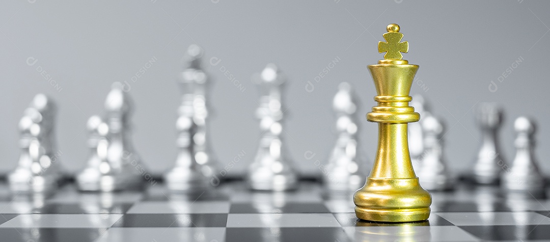 Figura do rei do xadrez de ouro no tabuleiro de xadrez contra oponente ou inimigo.