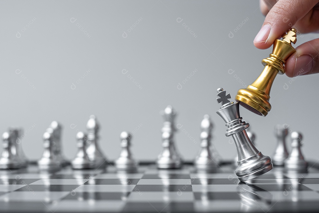 mão de empresário movendo figura de ouro Chess King e Checkmate opp