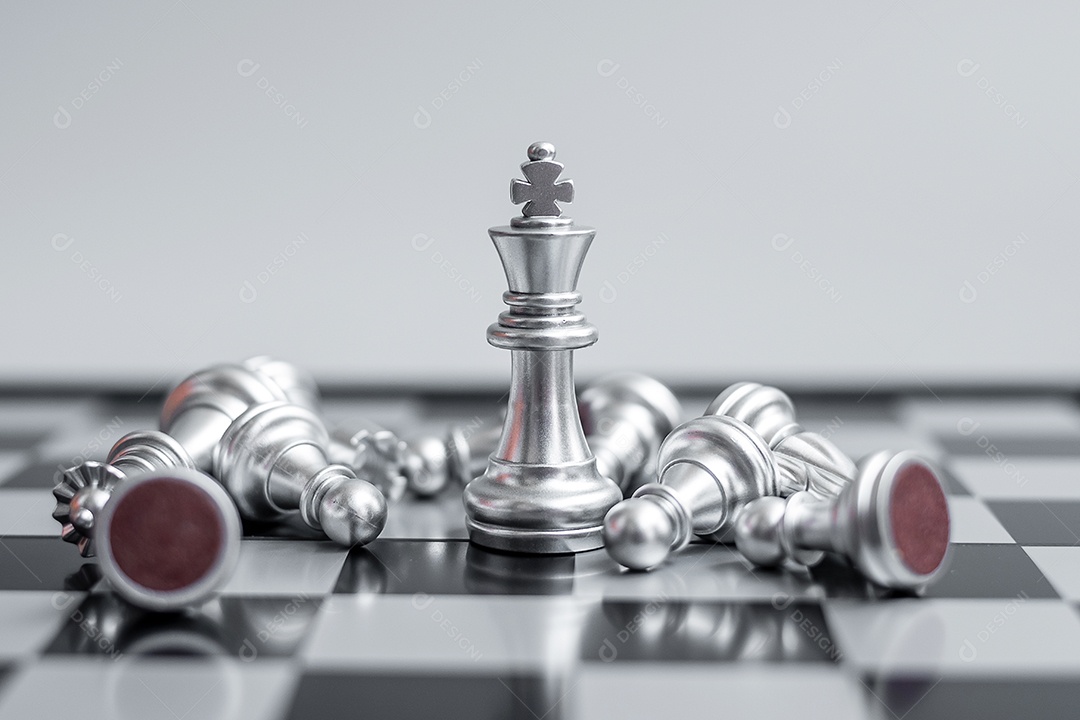 A figura do rei de xadrez se destaca da multidão de inimigos ou oponentes