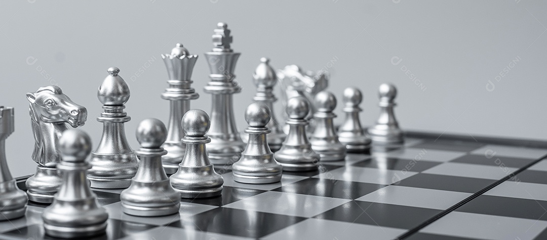 equipe de figuras de xadrez de prata (Rei, Rainha, Bispo, Cavalo, Torre