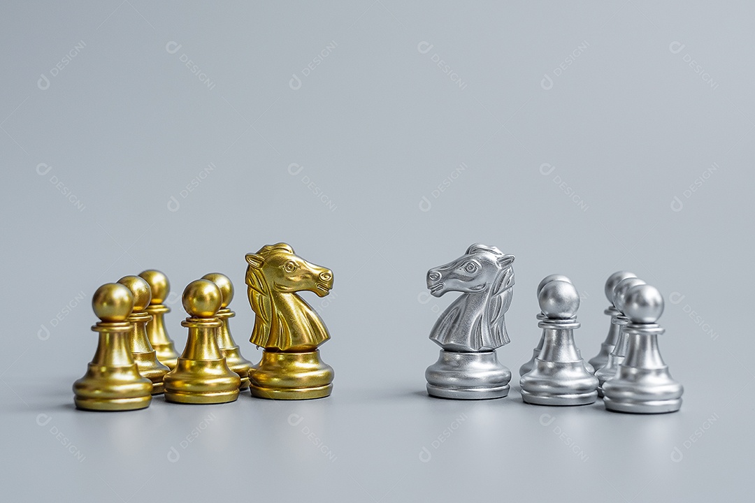 Ouro e prata Chess Knight (cavalo) figura no tabuleiro de xadrez