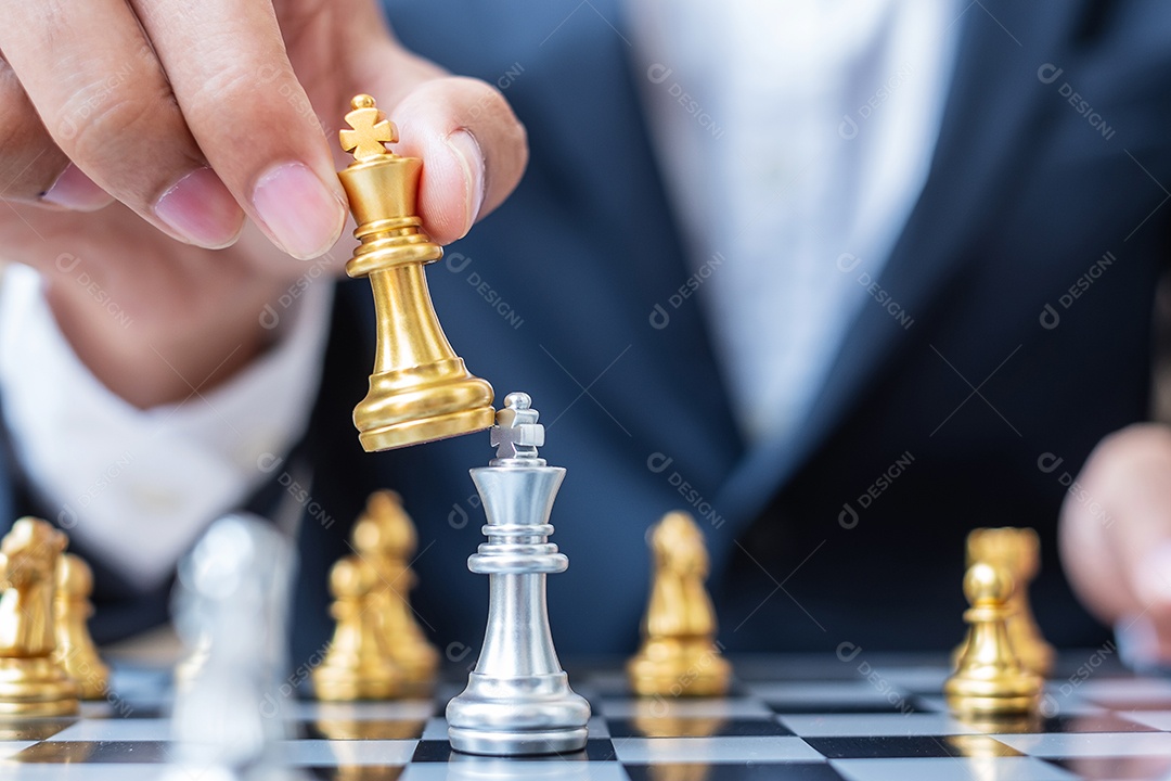 mão de empresário movendo figura de ouro Chess King e Checkmate opp