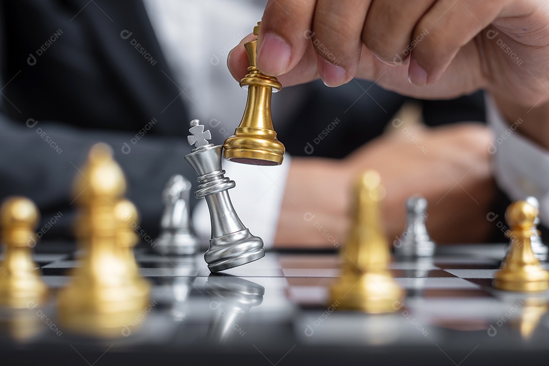 mão de empresário movendo figura de ouro Chess King e Checkmate opp