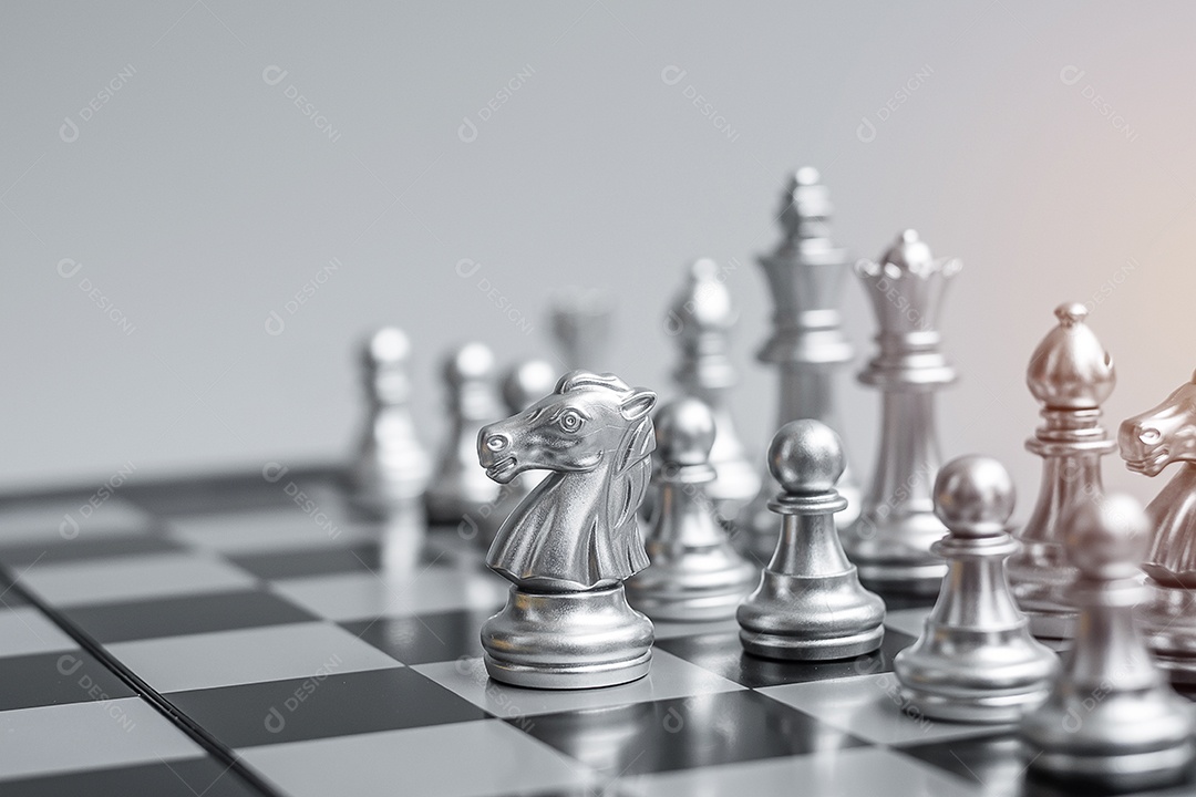 equipe de figuras de xadrez de prata (Rei, Rainha, Bispo, Cavalo, Torre