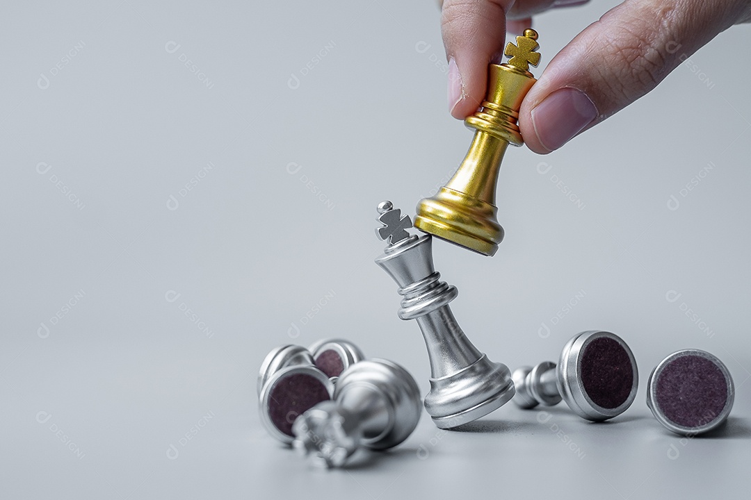 mão de empresário movendo figura de ouro Chess King e Checkmate opp