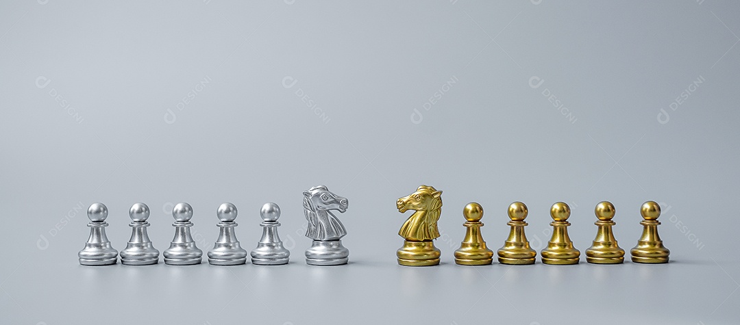 Ouro e prata Chess Knight (cavalo) figura no tabuleiro de xadrez