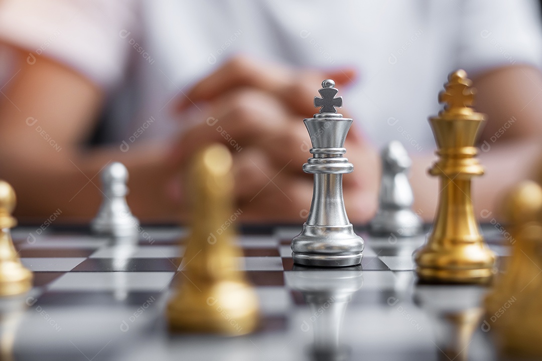 figura do rei de xadrez contra adversário de tabuleiro de xadrez com empresário