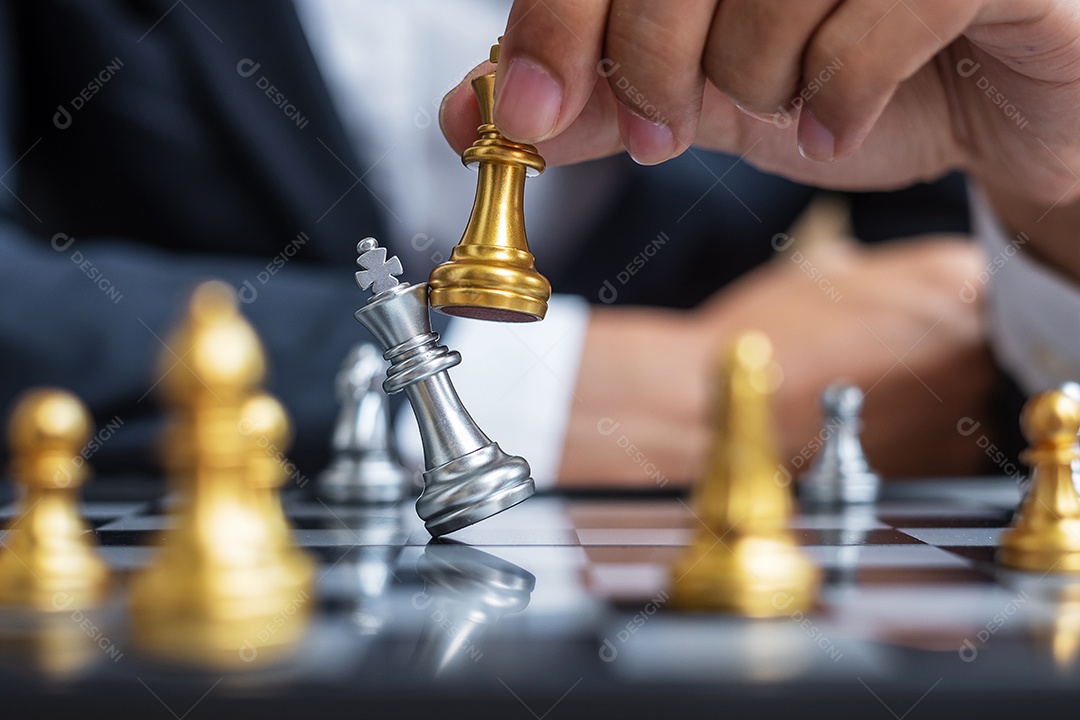 mão de empresário movendo figura de ouro Chess King e Checkmate opp