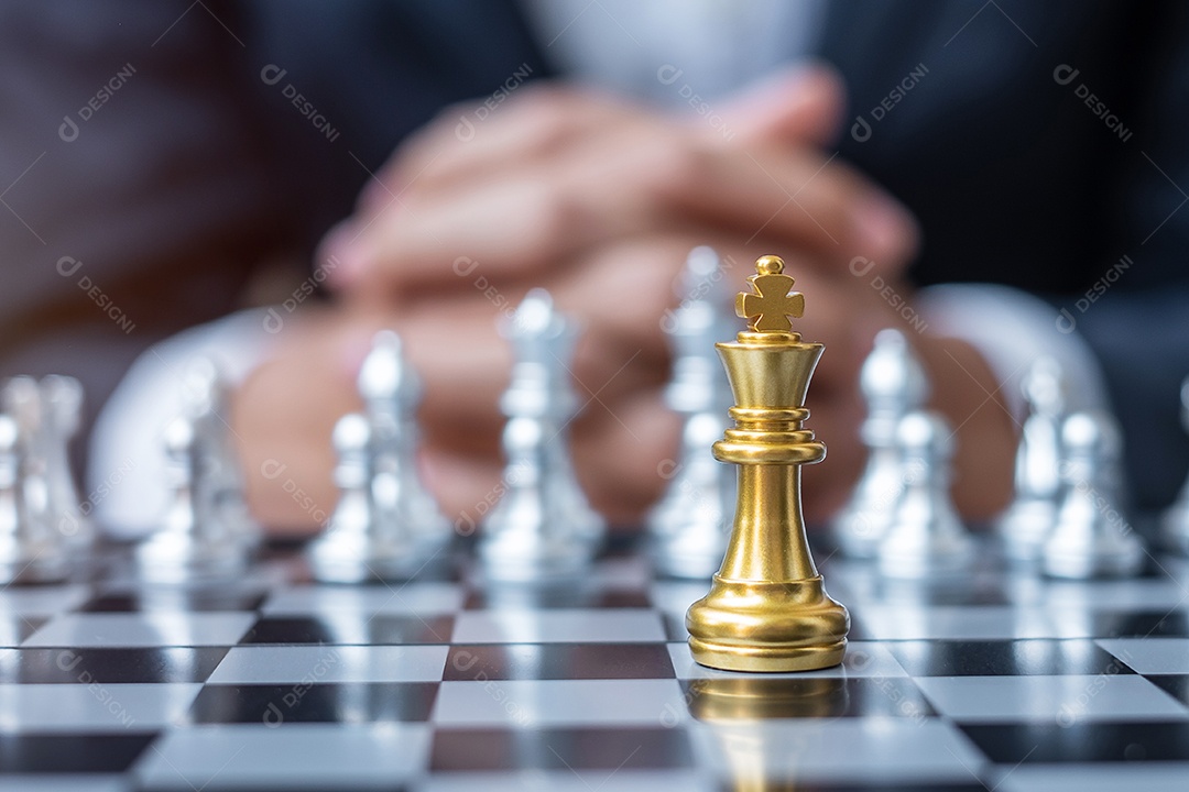 figura do rei de xadrez contra adversário de tabuleiro de xadrez com empresário