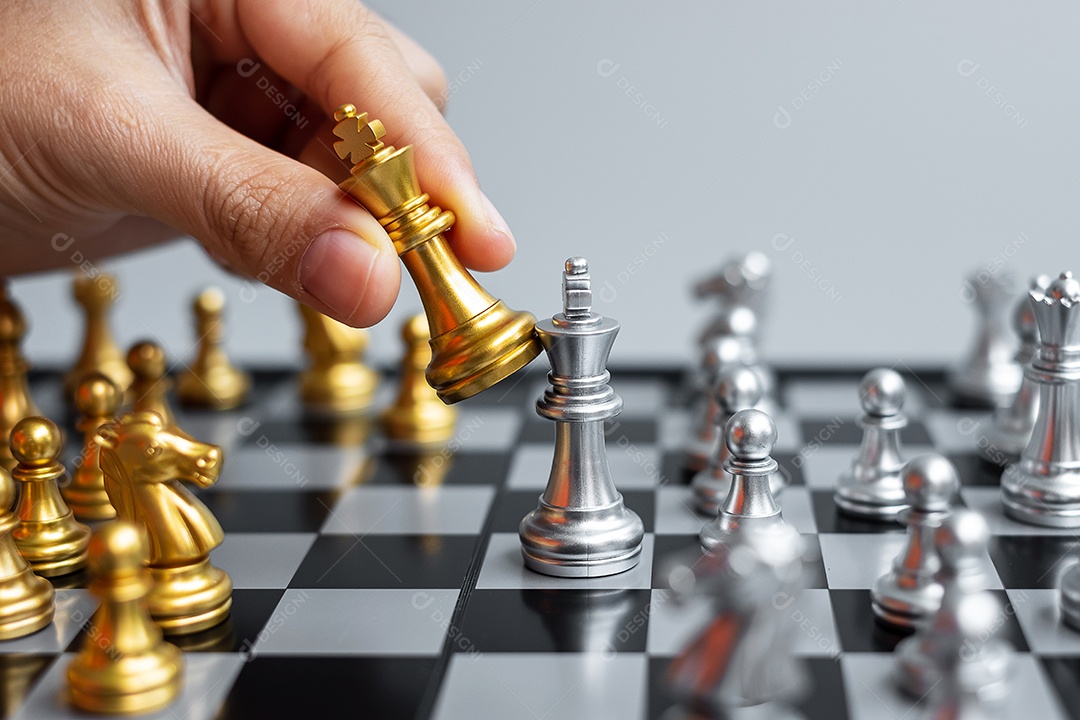 mão de empresário movendo figura de ouro Chess King e Checkmate opp