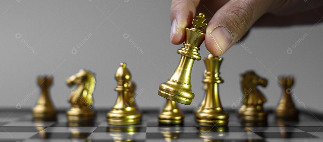 mão de empresário movendo figura de ouro Chess King e Checkmate opp