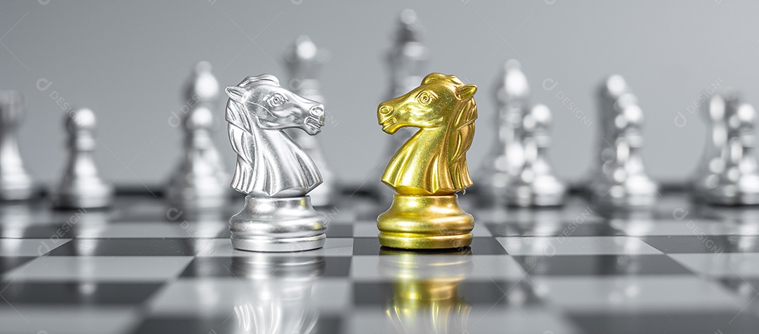 Ouro e prata Chess Knight (cavalo) figura no tabuleiro de xadrez