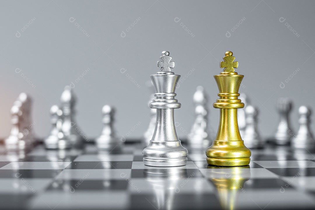 Ouro e prata Chess Knight (cavalo) figura no tabuleiro de xadrez