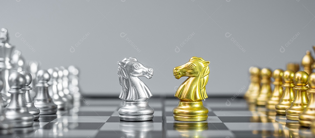 Ouro e prata Chess Knight (cavalo) figura no tabuleiro de xadrez