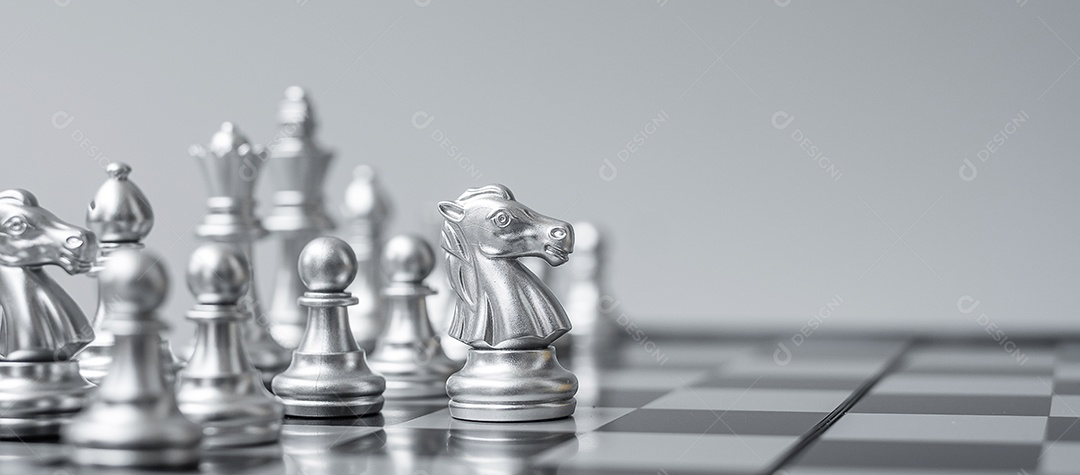 equipe de figuras de xadrez de prata (Rei, Rainha, Bispo, Cavalo, Torre