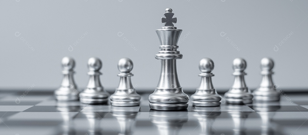 figura de prata do rei do xadrez Destaque-se da multidão no tabuleiro de xadrez