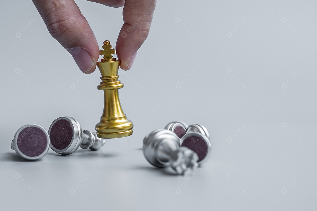 mão de empresário movendo figura de ouro Chess King e Checkmate opp