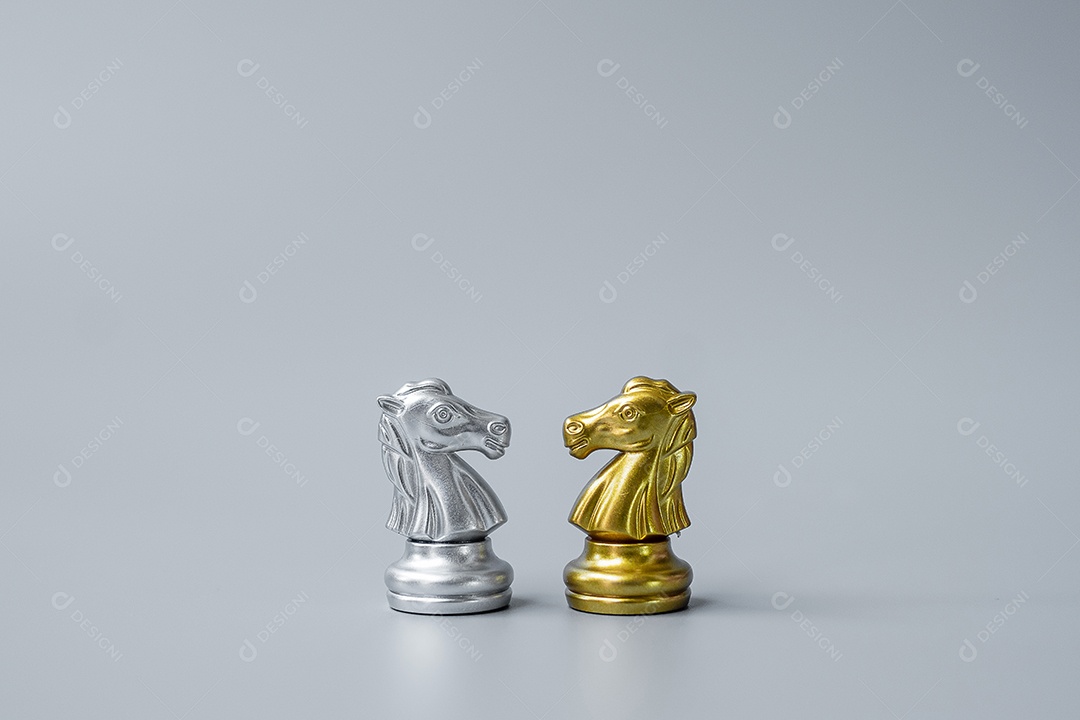 Ouro e prata Chess Knight (cavalo) figura no tabuleiro de xadrez