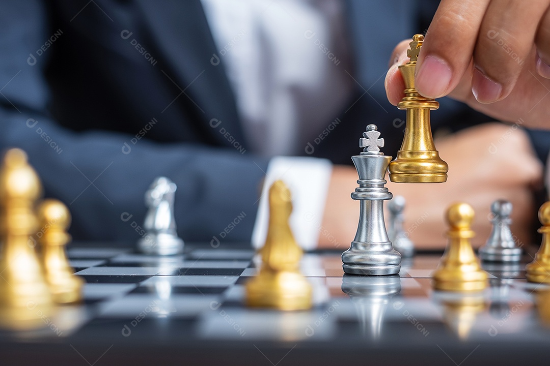 mão de empresário movendo figura de ouro Chess King e Checkmate opp