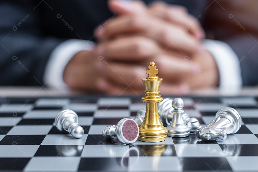 mão de empresário movendo figura de cavaleiro de xadrez de ouro e xeque-mate o