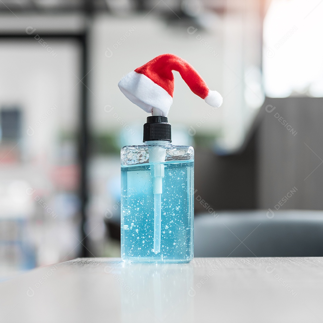 Feliz Natal com chapéu de Papai Noel e desinfetante para as mãos de lavagem