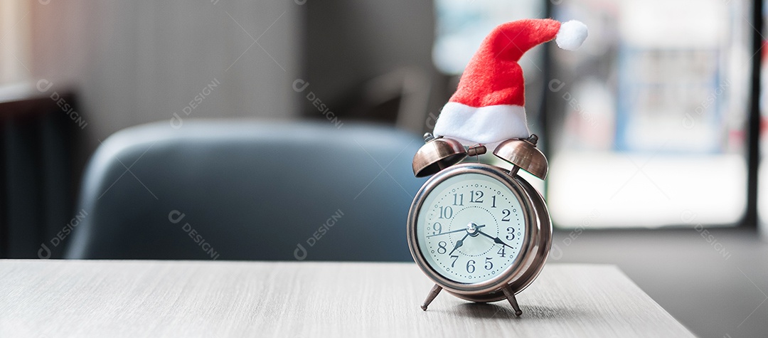 Feliz Natal com despertador diminuto do chapéu de Papai Noel