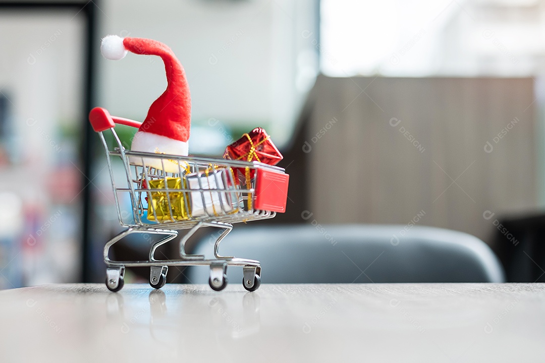 Feliz Natal com Papai Noel diminuto, carrinho de compras