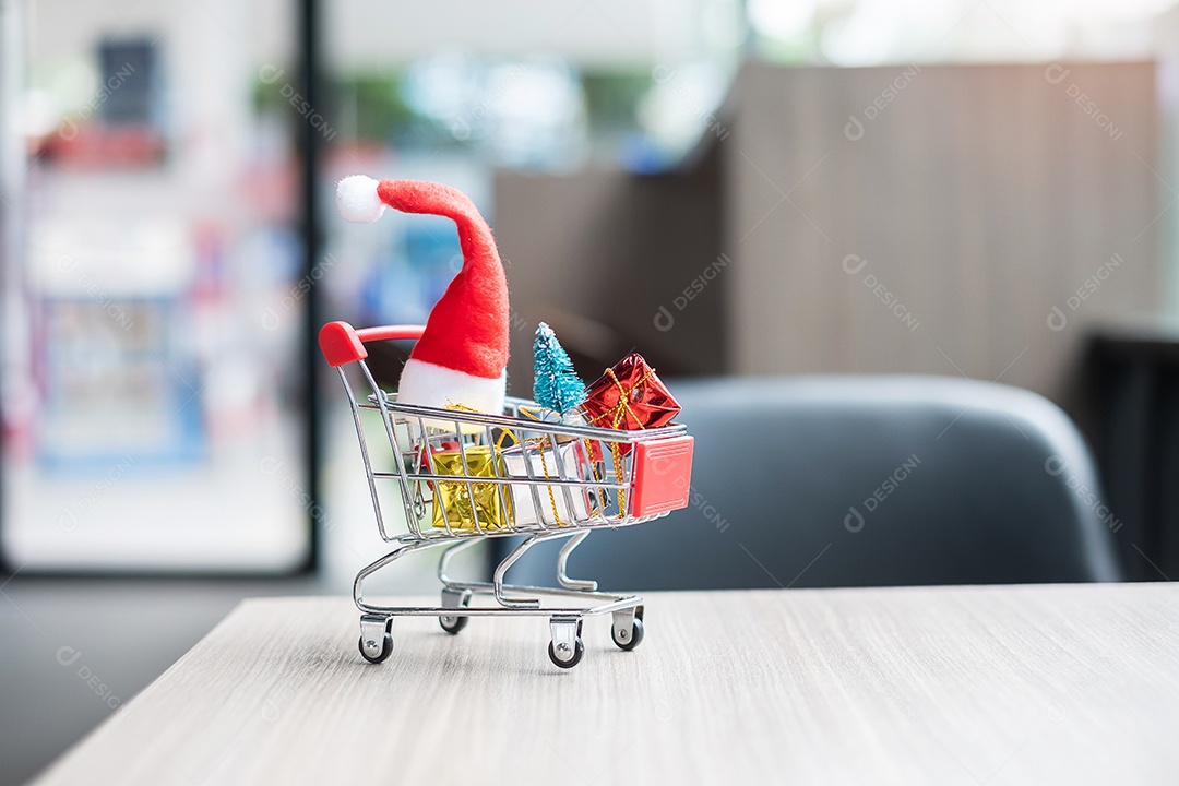 Feliz Natal com Papai Noel diminuto, carrinho de compras
