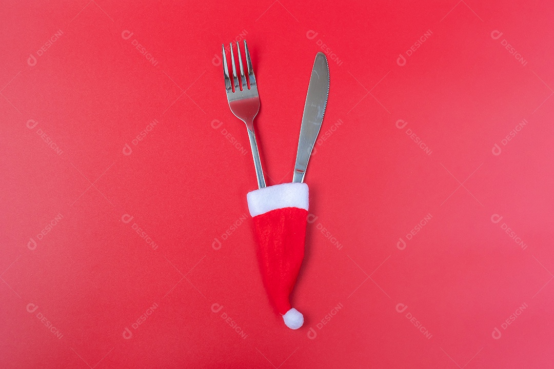 Feliz Natal com Papai Noel em miniatura, garfo e colher