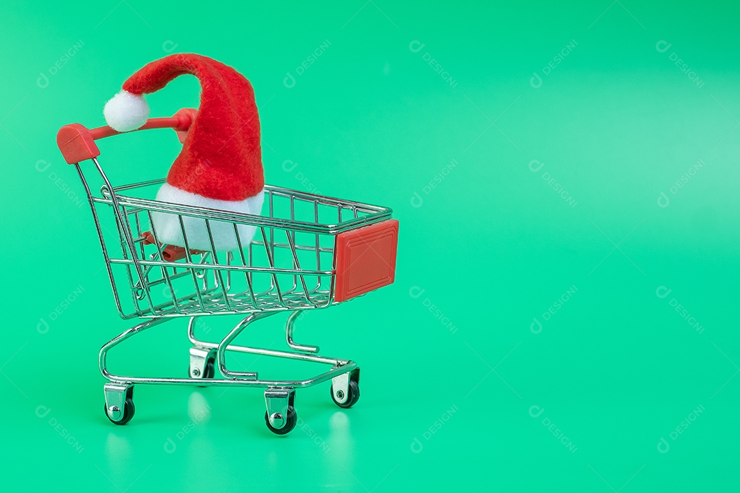 Feliz Natal com Papai Noel em miniatura, carrinho de compras