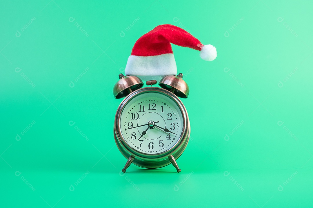 Feliz Natal com despertador diminuto do chapéu de Papai Noel