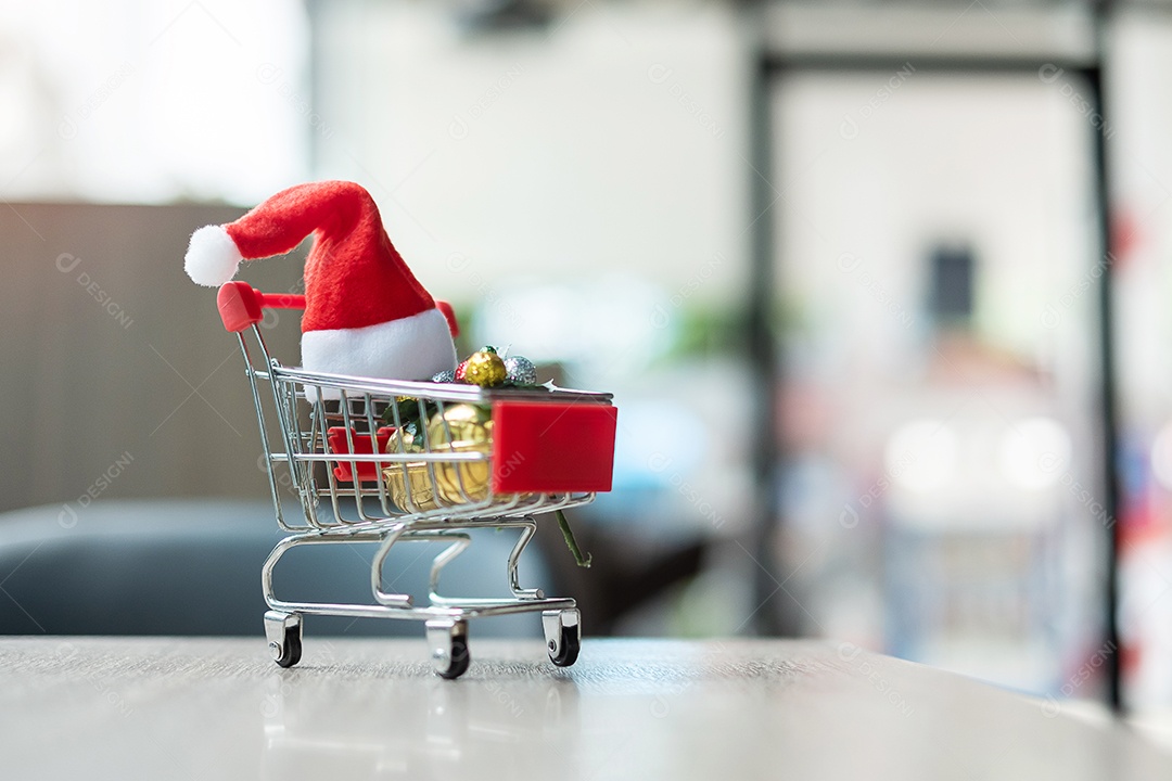 Feliz Natal com Papai Noel diminuto, carrinho de compras